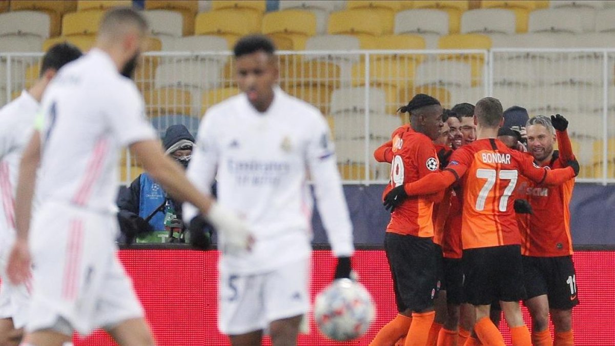 Els jugadors ucraïnesos celebren un gol davant de la desesperació dels rivals.