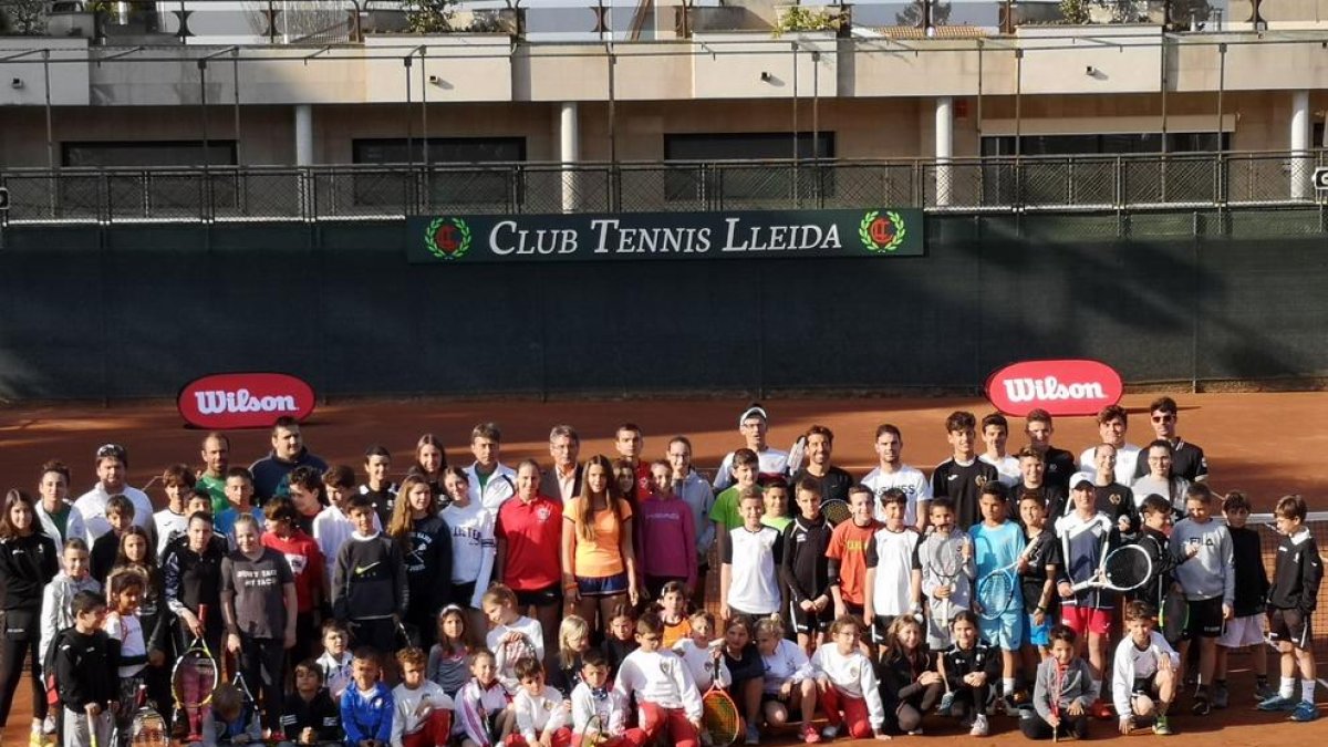 Marc López es va fotografiar amb els nens i nenes lleidatans que van participar en el clínic.