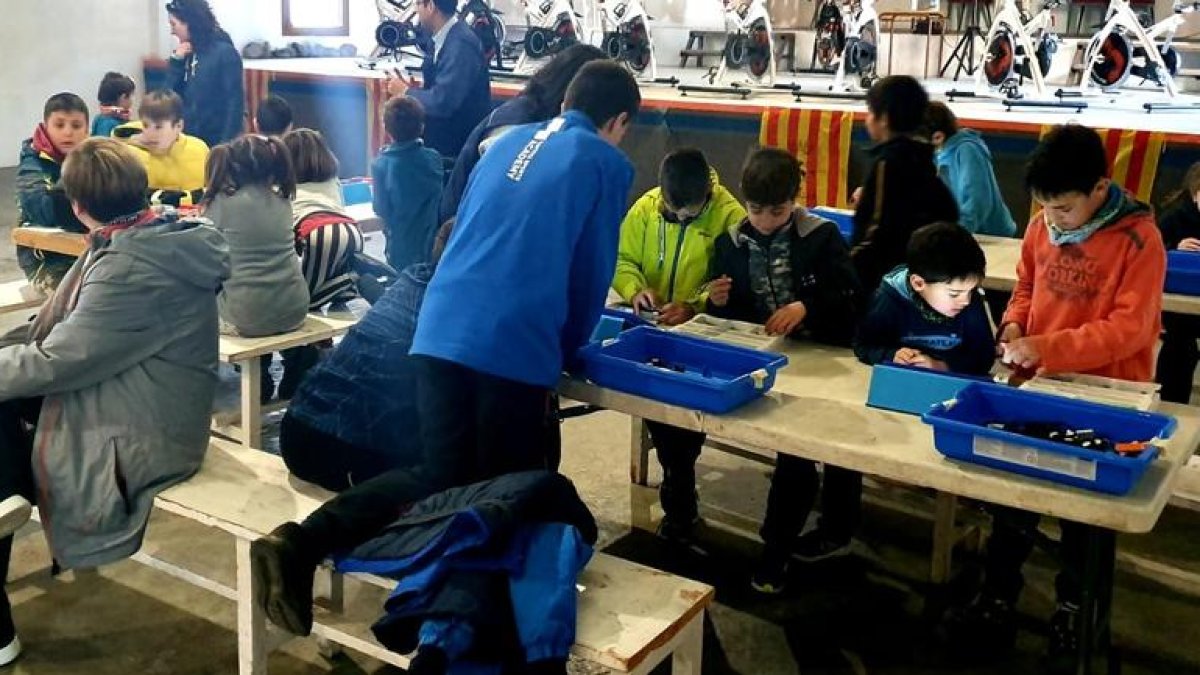 Alguns dels nens que van participar ahir en el taller de robòtica de Vilaller.