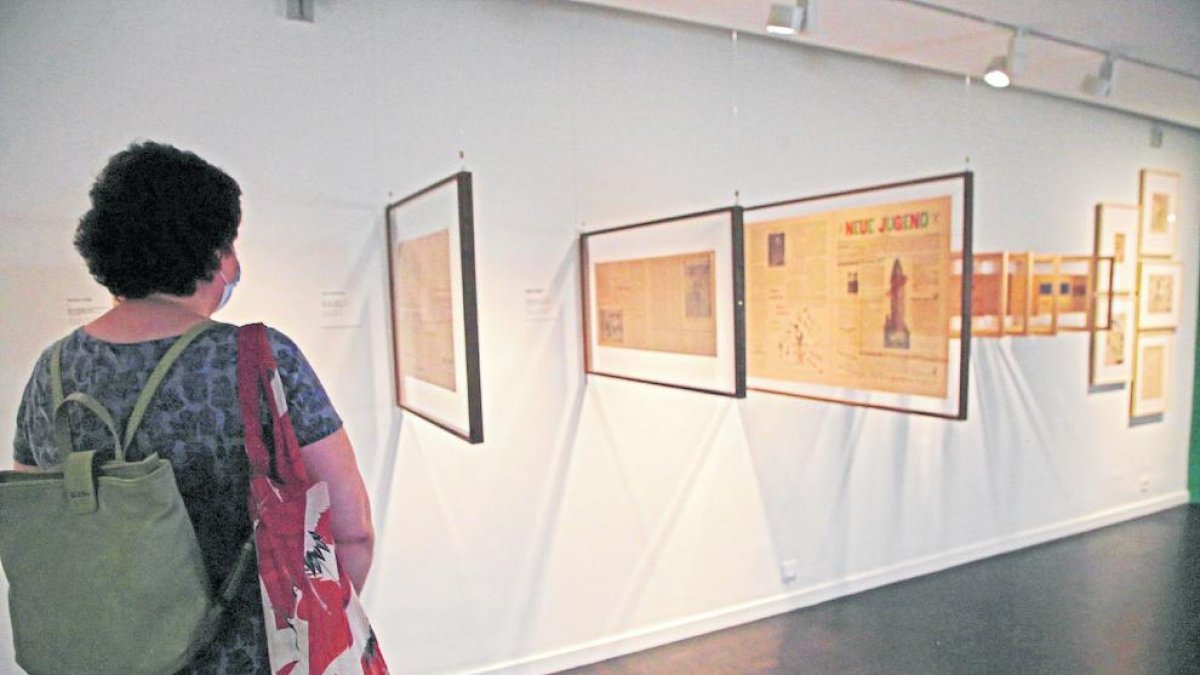 Una de las primeras visitantes ayer en CaixaForum Lleida en la exposición temporal de obras del IVAM.