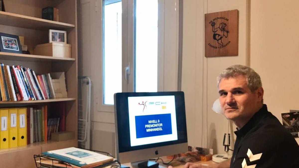 Txema del Rosal ahir al costat de l’ordinador treballant en els continguts de la plataforma de formació.