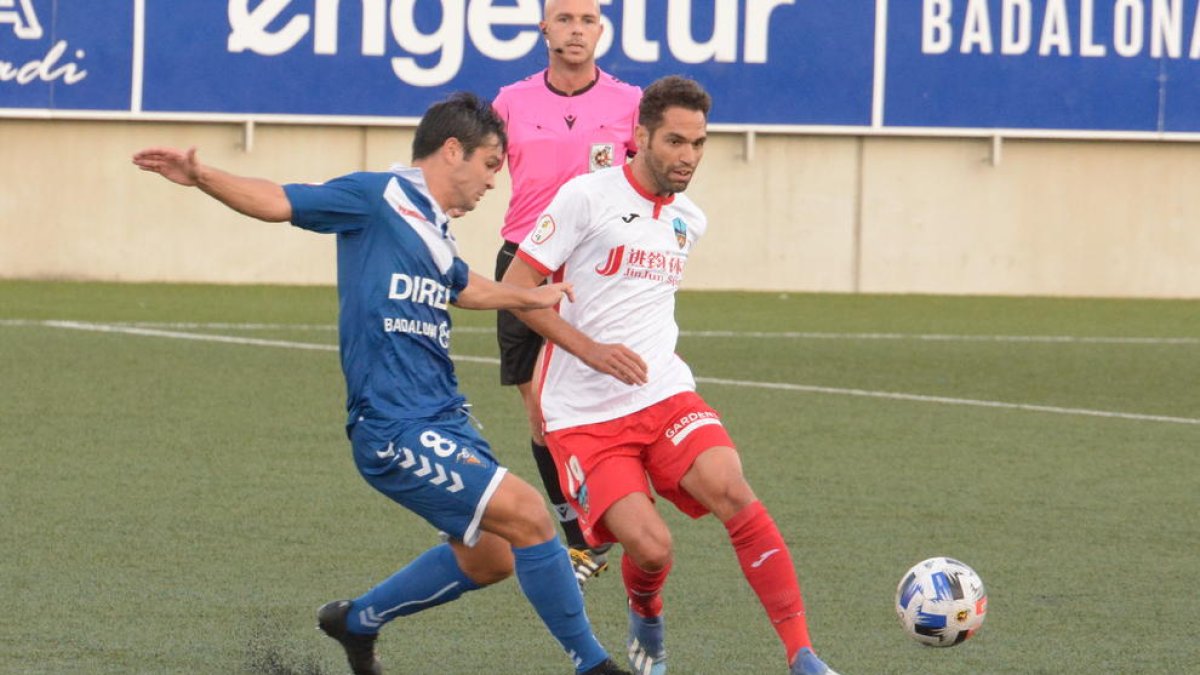 Quim Araujo, que debutó como titular, durante una acción del partido.