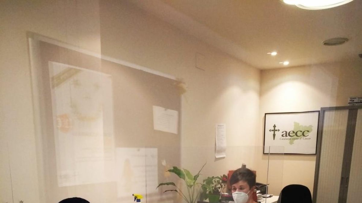 Vista de un despacho de consultas en la sede de la AECC, donde se han instalado mamparas.
