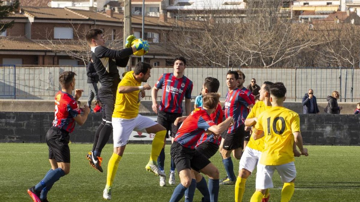 El porter del Tàrrega, Oliveros, tot just va tenir feina a la primera meitat del partit.
