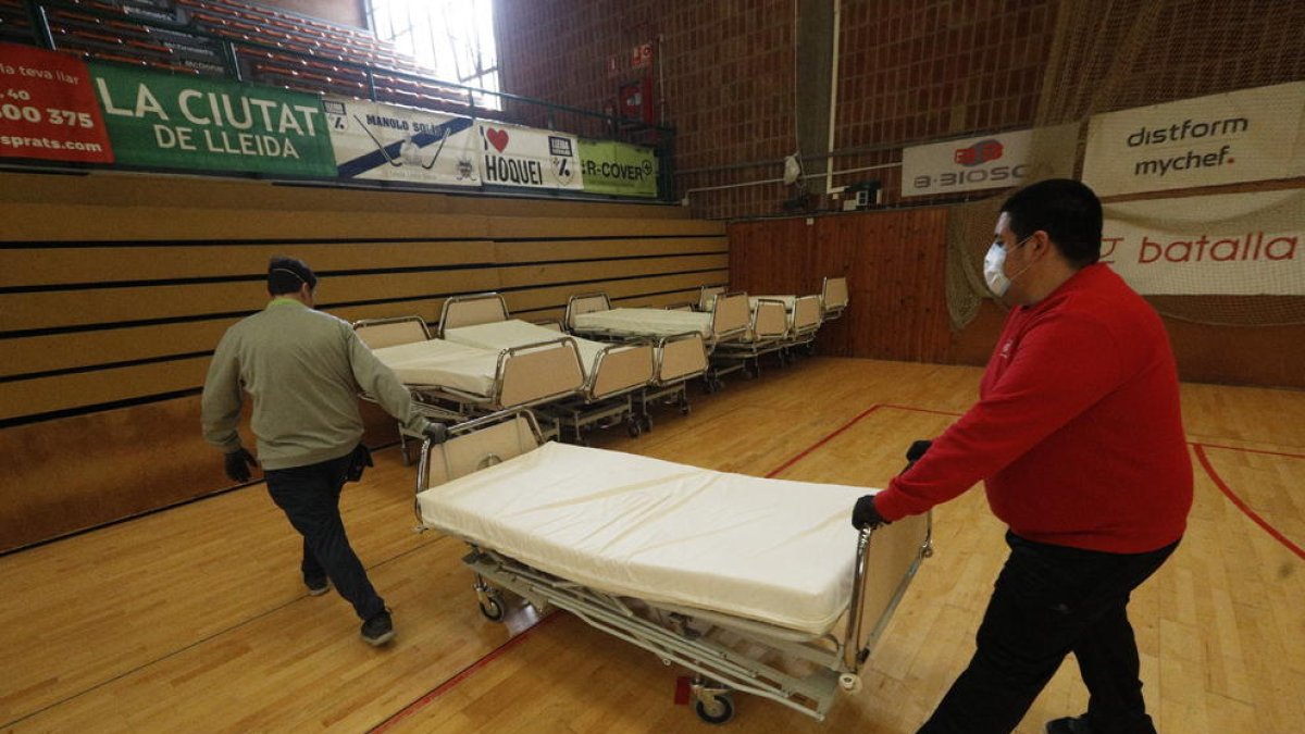 El pavelló Onze de Setembre ja compta amb llits per si Salut necessita utilitzar-lo com a hospital de campanya.