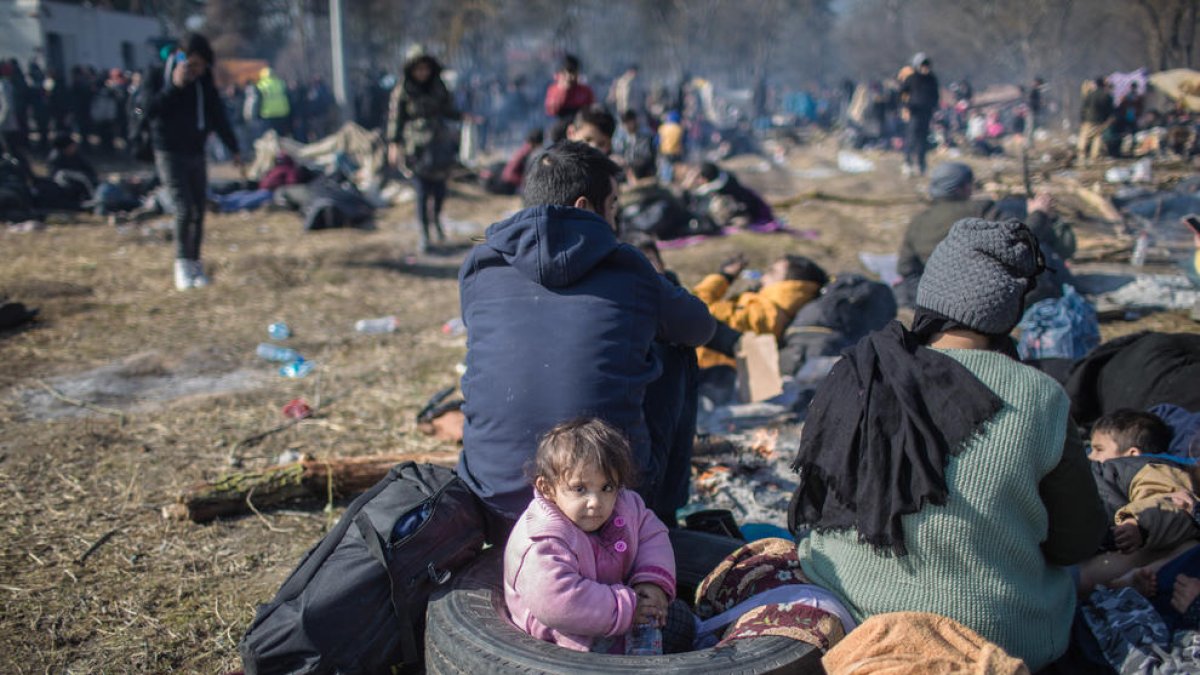 Milers de persones esperen una oportunitat per entrar a Grècia malgrat el fort dispositiu fronterer desplegat per Atenes.