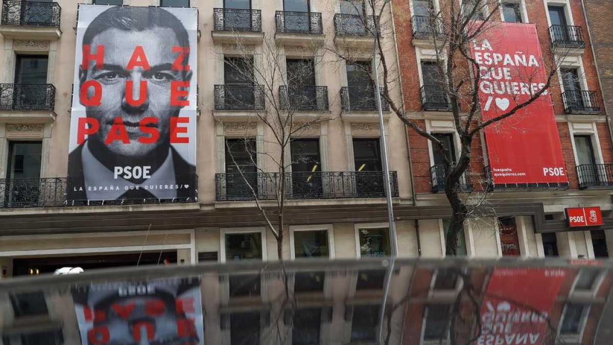 Imatge d’una pancarta amb el lema de campanya del PSOE per a les eleccions del dia 28.
