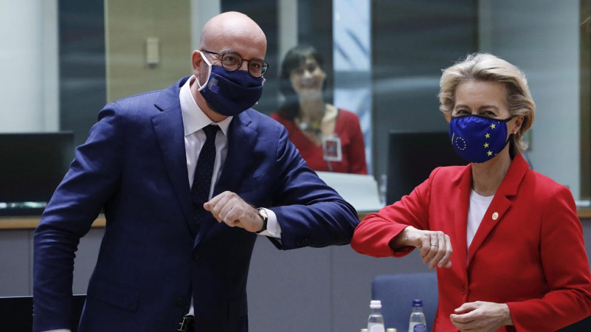Michel i Von der Leyen se saluden abans de la cimera europea.