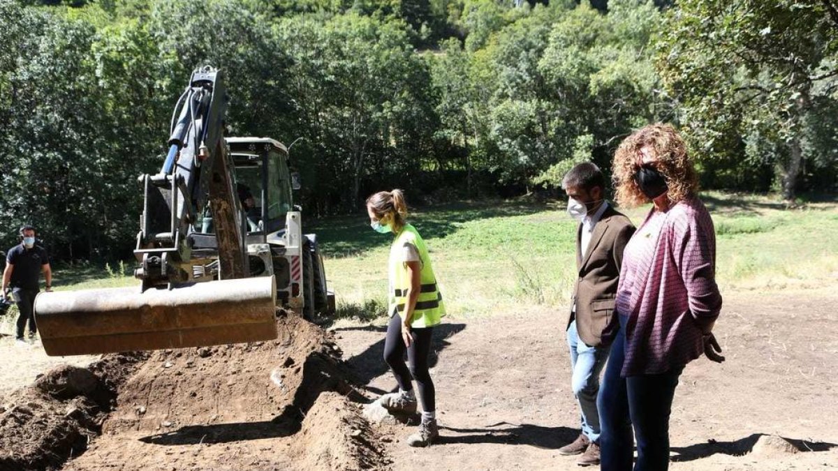 Una excavadora trabaja en la fosa de Sorpe