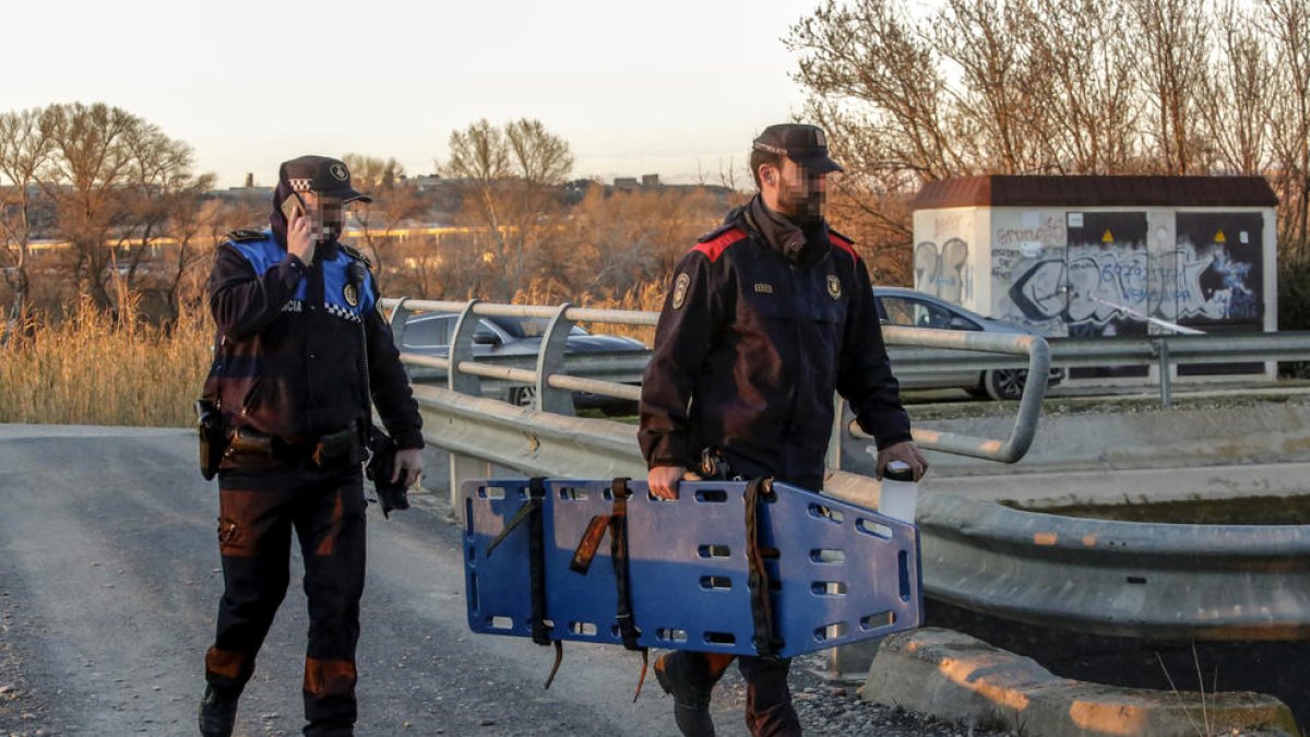 Los buzos que encontraron ayer el coche de la desaparecida tras reducir el cauce del canal.