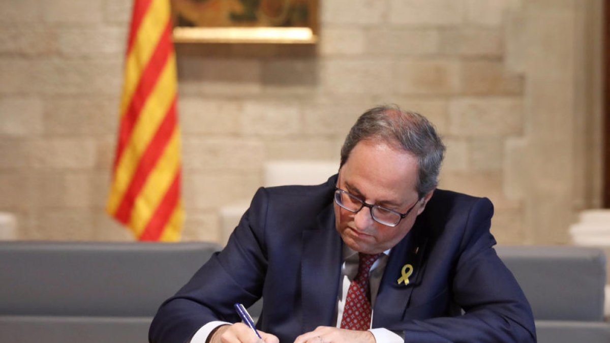 El president Quim Torra firma la notificació de la querella de la Fiscalia per desobediència.