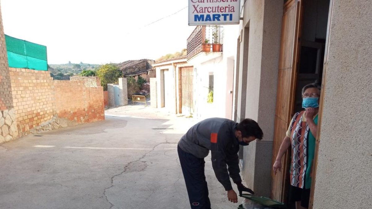 El puerta a puerta comenzó ayer en El Cogul con la recogida del vidrio en cada casa.