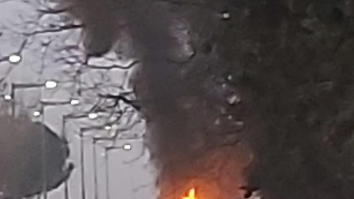 Un vehicle incendiat ahir davant de l’INS Gili i Gaya.