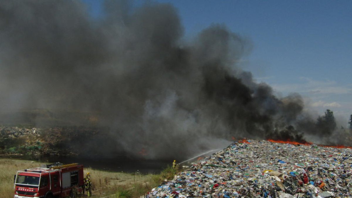 En la extinción trabajaron cinco dotaciones terrestres y dos hidroaviones.