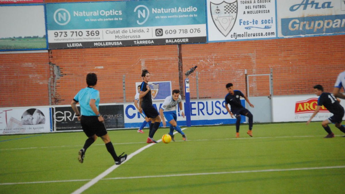 Una acción del partido de ayer entre el Mollerussa y el Nàstic de Manresa.