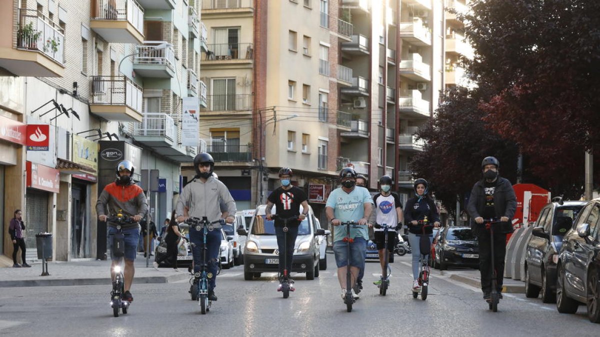 Usuaris de patinets a Lluís Companys, que serà ‘Zona 30’.