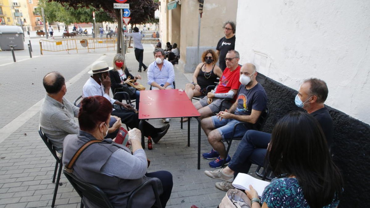 Las hamacas que la Paeria ha instalado para que pernocten los temporeros en el pabellón 3 de la Fira.