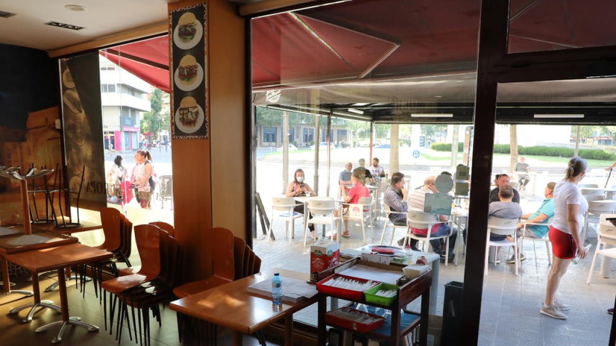 Els hotelers no poden atendre a l’interior del local, només a la terrassa i amb aforament limitat.