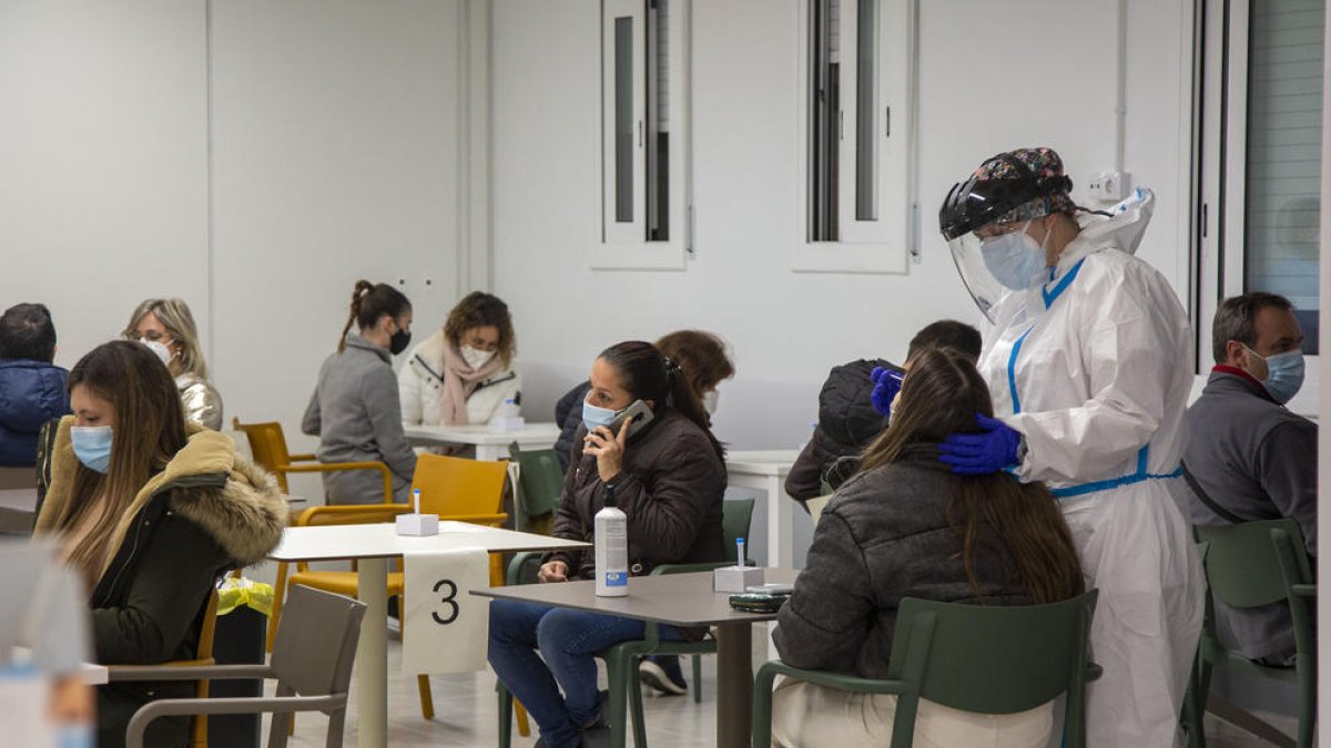El cribado masivo en Agramunt concluyó ayer con solo tres positivos tras 1.437 pruebas en dos días.