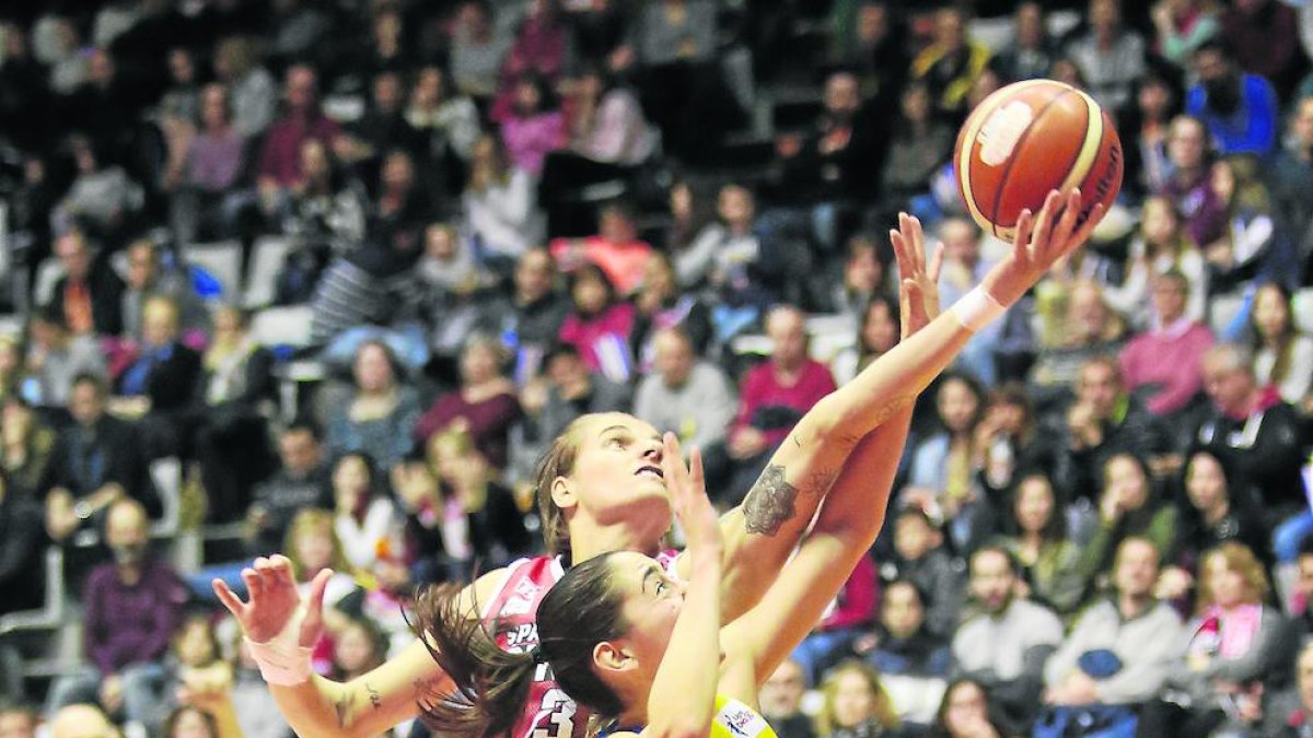 Geo Bahí lluita per un rebot amb la brasilera Nádia Colhado, jugadora del Girona.