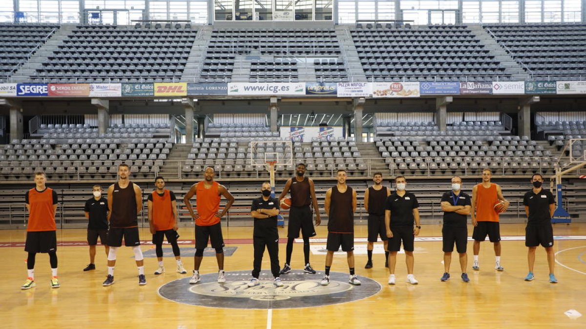 La plantilla del Força Lleida, ayer en el Barris Nord, donde inició la pretemporada en un escenario que los jugadores no pisaban desde el pasado 11 de marzo.