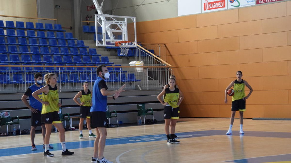 Bernat Canut, la setmana passada dirigint un dels primers entrenaments de la plantilla.