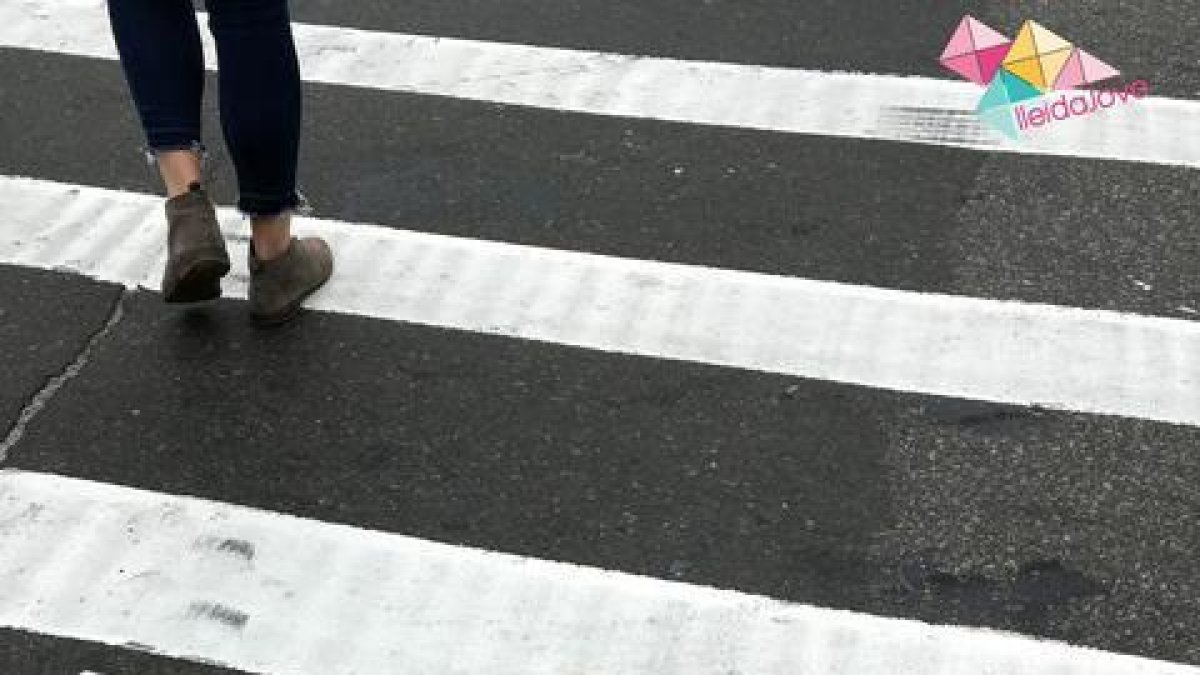 Pintaran missatges positius en 15 passos de vianants de Lleida