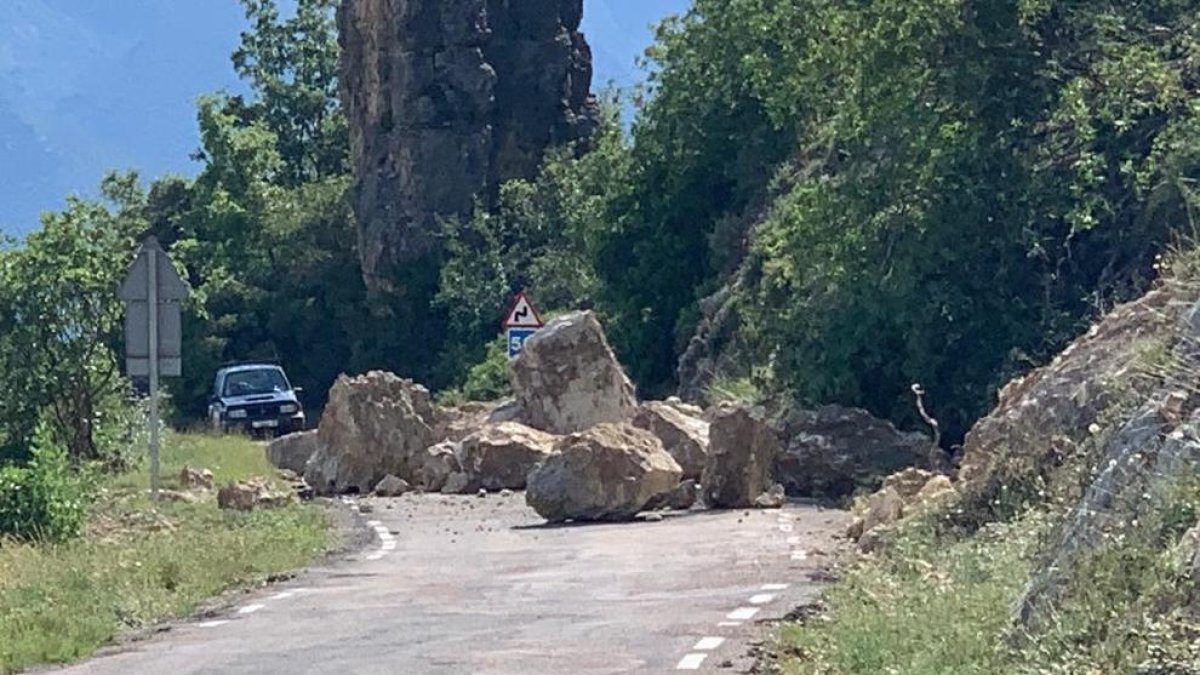 Una esllavissada de roques talla la carretera de Sant Esteve de la Sarga