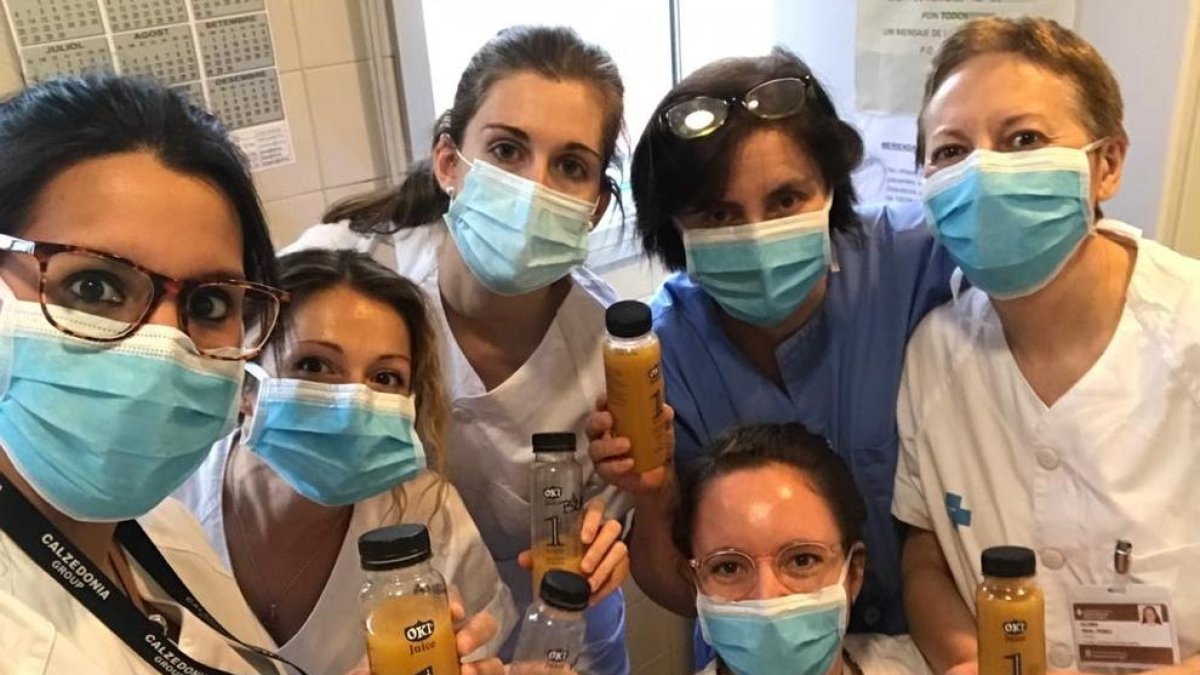 Fruits de Ponent  va donar ahir als professionals dels hospitals Arnau de Vilanova i Santa Maria un total de tres-centes botelles de suc com a mostra de solidaritat.
