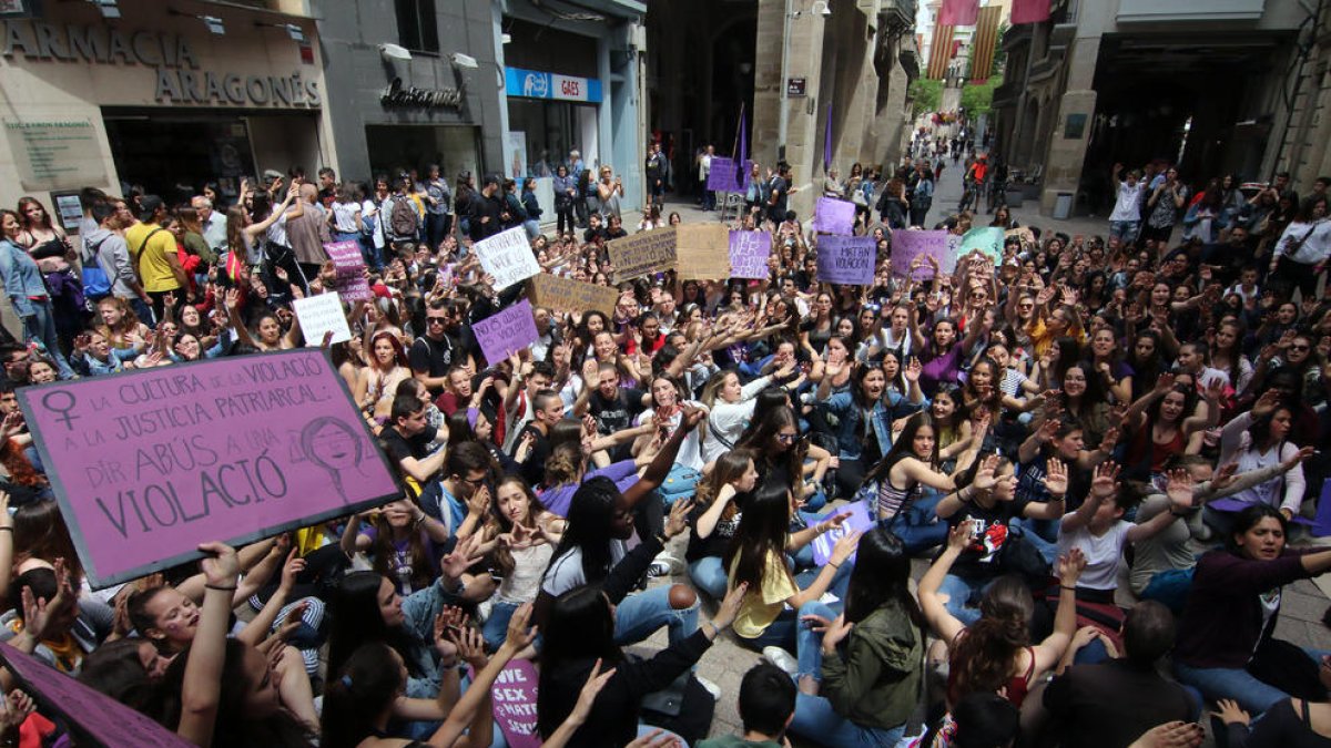Imagen de archivo de una movilización contra la violencia sexual en la plaza Paeria de Lleida.