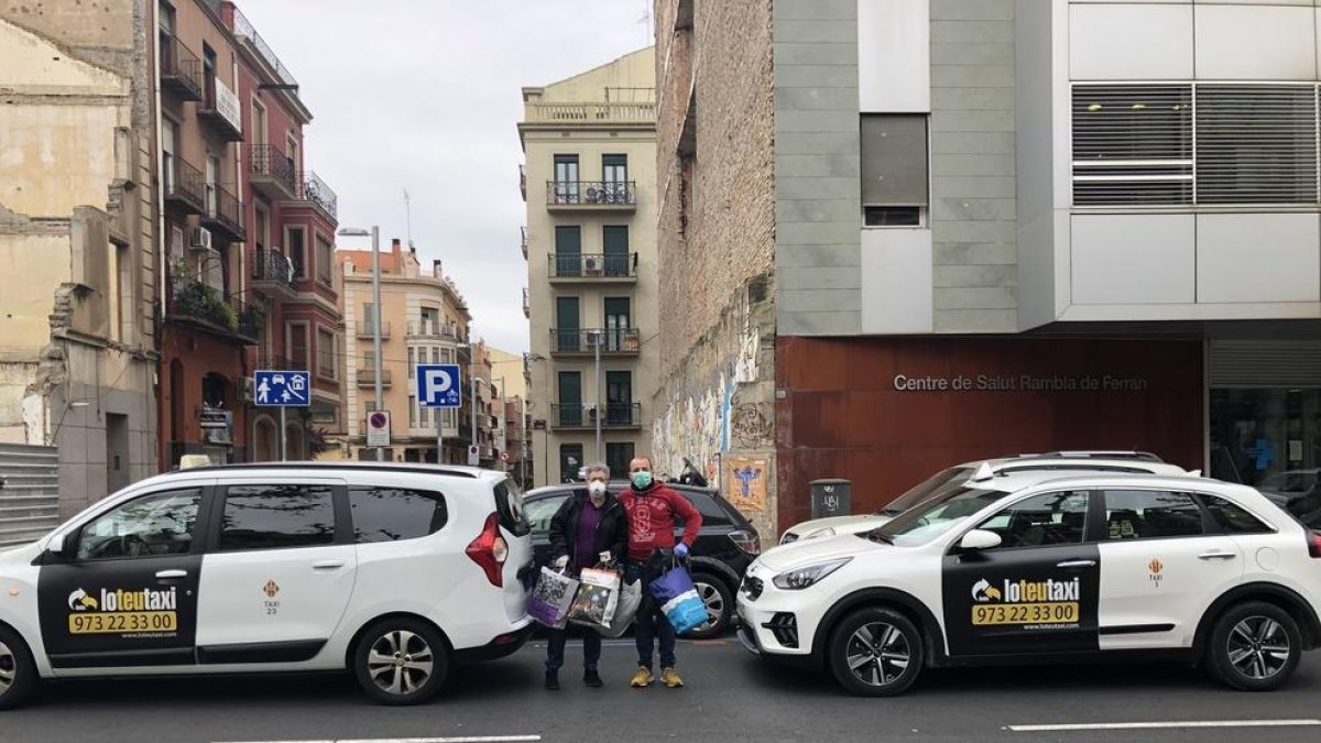 Loteutaxi va distribuir ahir 85 bates confeccionades per l'associació de veïns de Torres de Sanui entre els sanitaris.
