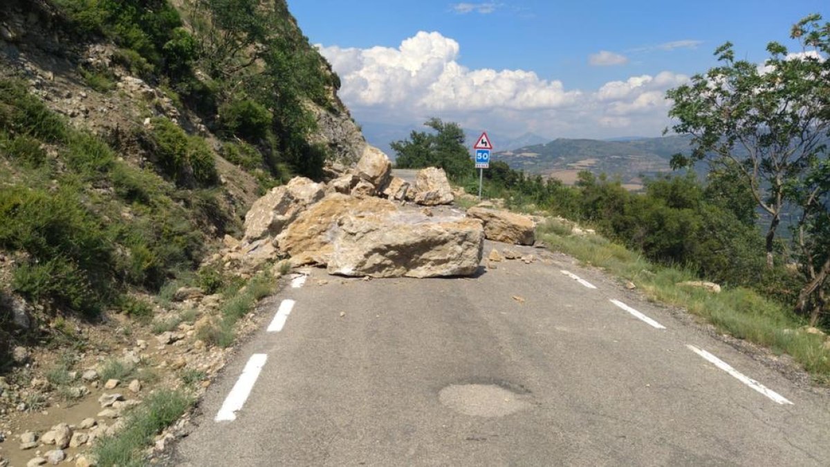 Les roques que ahir van tallar la carretera que uneix Castell de Mur amb Sant Esteve de la Sarga.