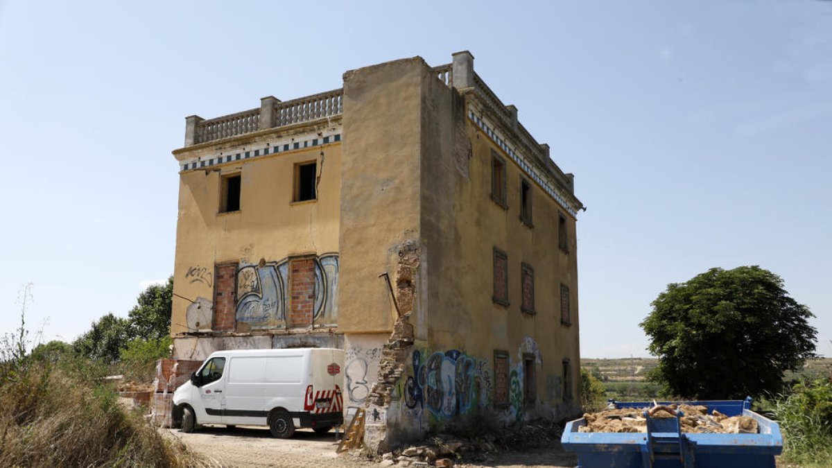 Torre Solé, casa d’estil modernista, ubicada als terrenys del polígon i li donarà nom.