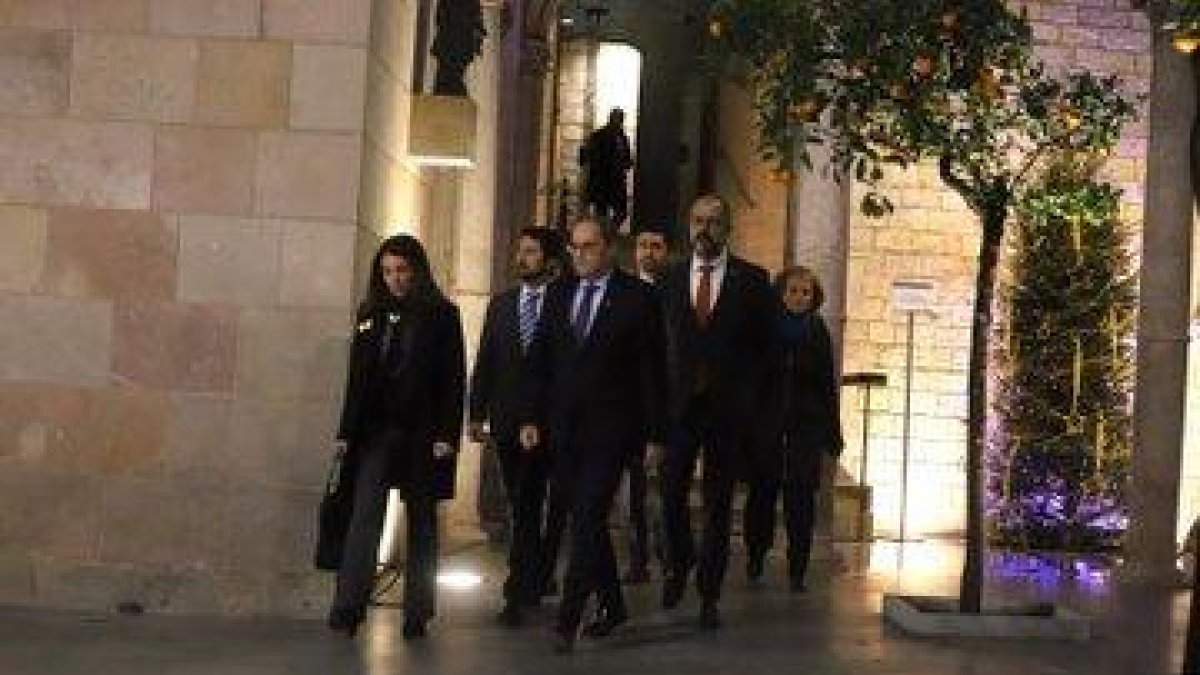 Torra surt a la plaça Sant Jaume i entrega la pancarta dels presos