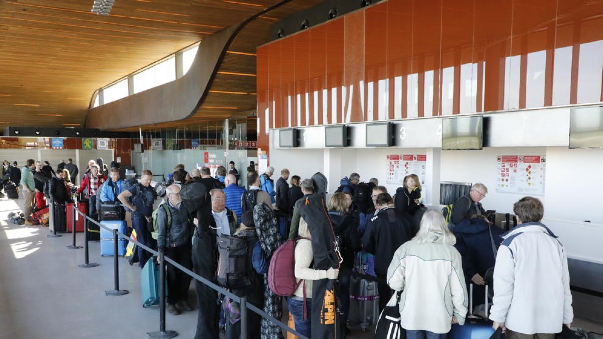 Instalaciones “pequeñas, bonitas y organizadas” - Los turistas suecos se mostraron ayer satisfechos con la atención recibida en el aeropuerto de Lleida-Alguiare que alabaron por su estética y mimetismo con el entorno y por estar bien org ...
