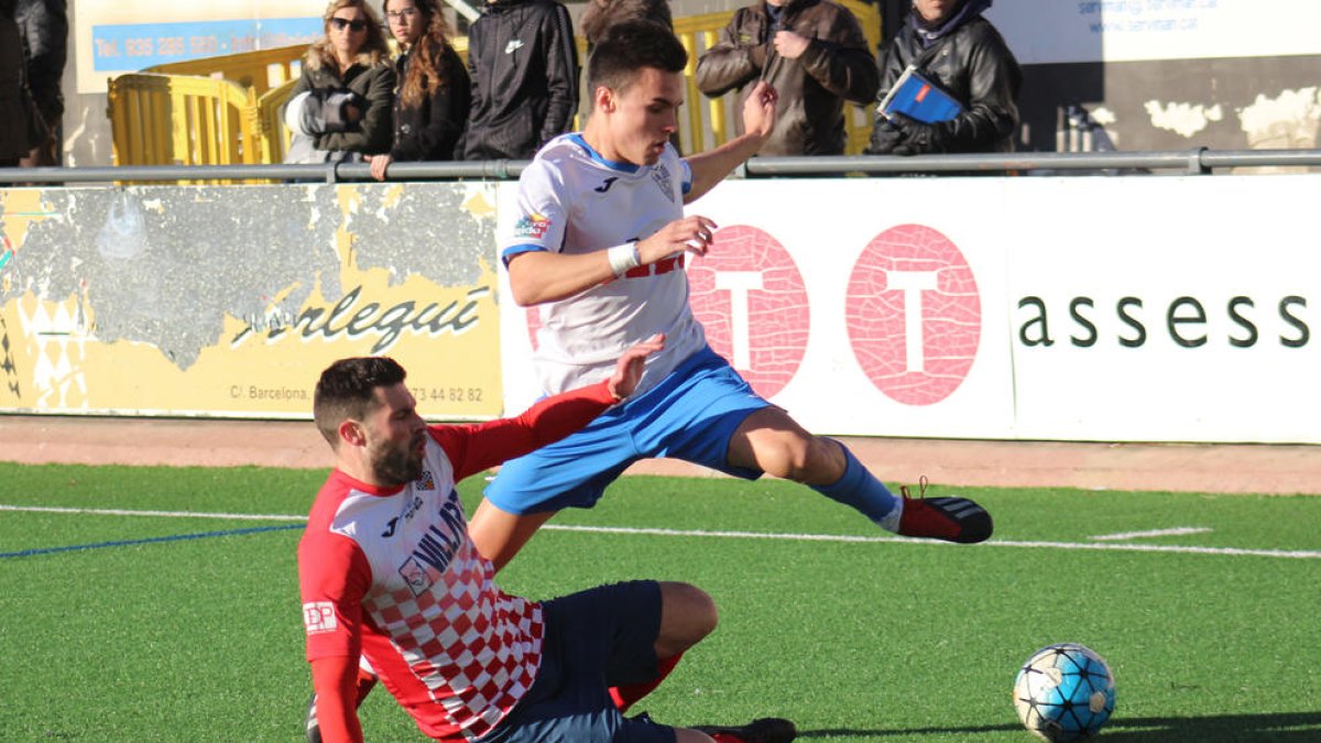 Egea, del Balaguer, prova d’evitar l’avanç d’un jugador del Mollerussa.