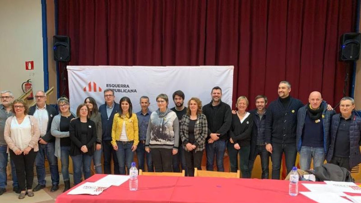 La nueva ejecutiva entrante del partido en Lleida con miembros de la ejecutiva nacional de ERC.
