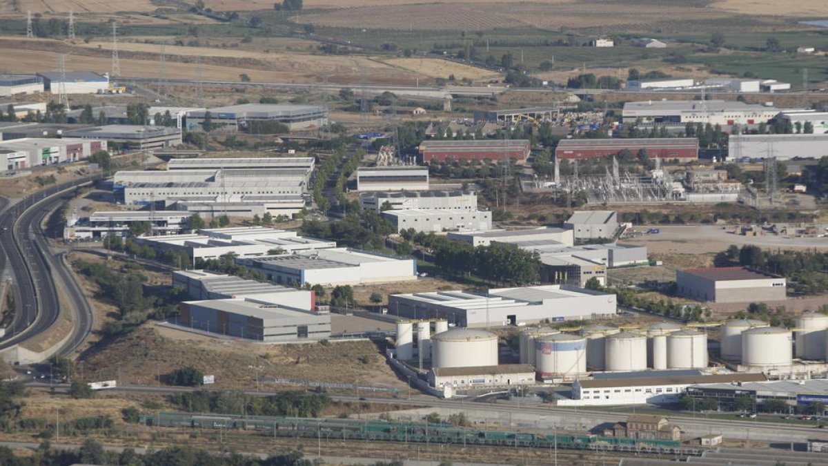 Imagen aérea de los depósitos de la CLH en el polígono Neoparc.