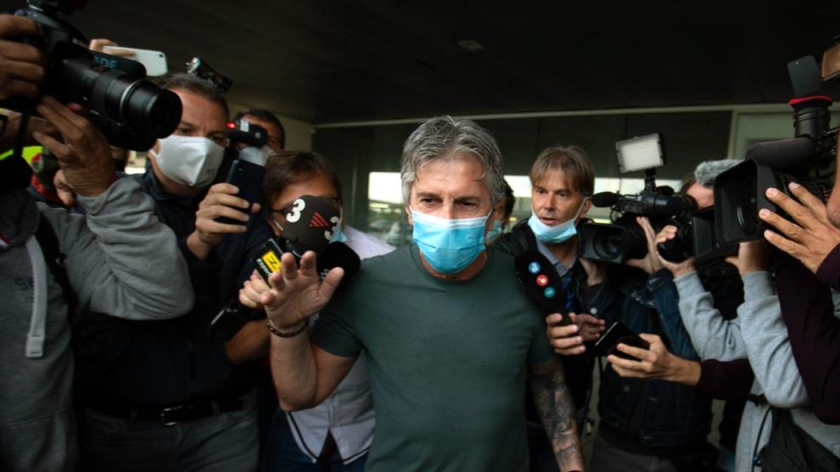 Jorge Messi, a l’arribada ahir a l’aeroport del Prat, envoltat d’un núvol de periodistes.