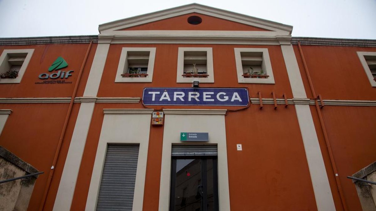 La estación de Tàrrega, una de las que se han quedado sin personal por el nuevo criterio de Renfe.