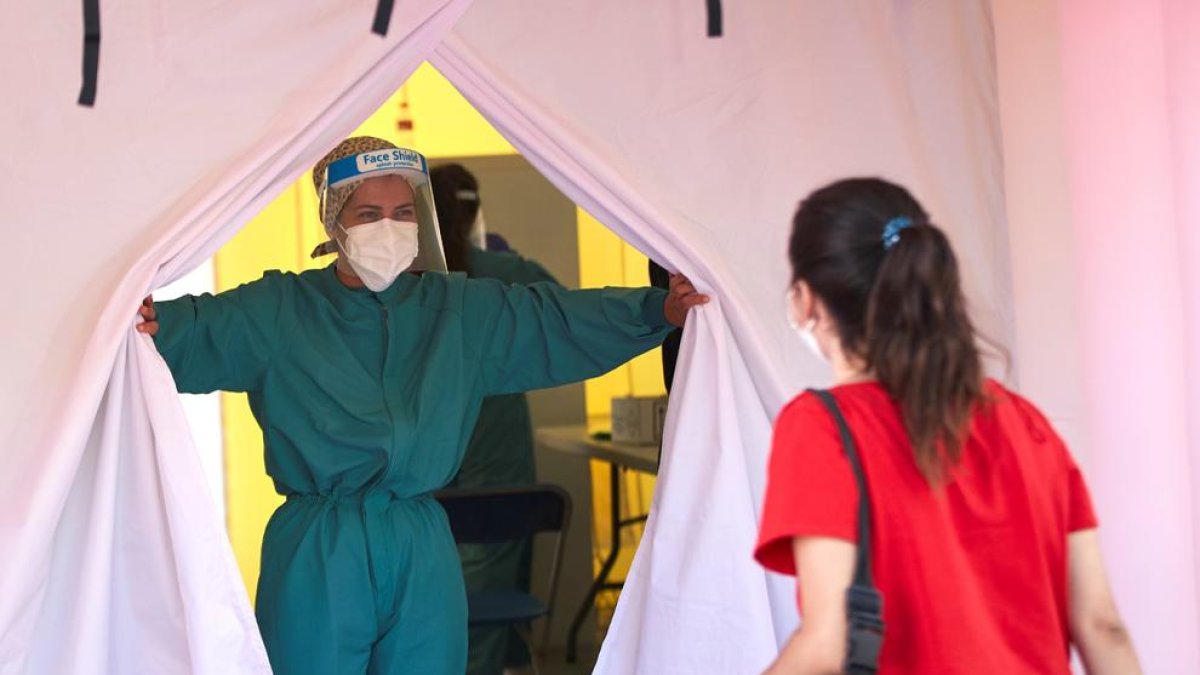 Una carpa para realizar cribados instalada en Terrassa.
