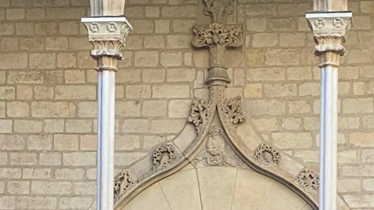 Marc Marzenit, en plena actuación. A la derecha, junto al investigador Albert Barqué-Duran, con quien firmó ‘The Zero-Gravity Band’.