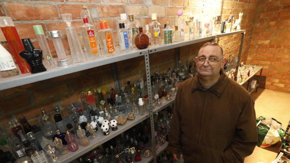 Ramon Ribé va començar a col·leccionar botelles de colònia fa gairebé 20 anys i actualment en té emmagatzemades unes 1.000.
