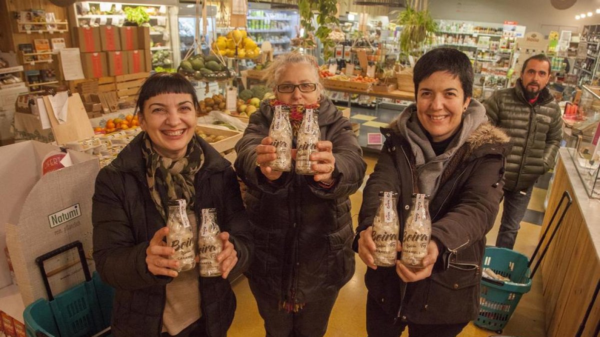 Botes de caramelos ‘Boira de Ponent’ en la tienda Fem Cadena de Tàrrega.