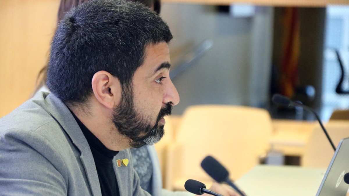 El conseller de Treball, Afers Socials i Famílies, Chakir el Homrani, durant la presentació del Protocol per la prevenció i l'abordatge del matrimoni forçós a Catalunya.