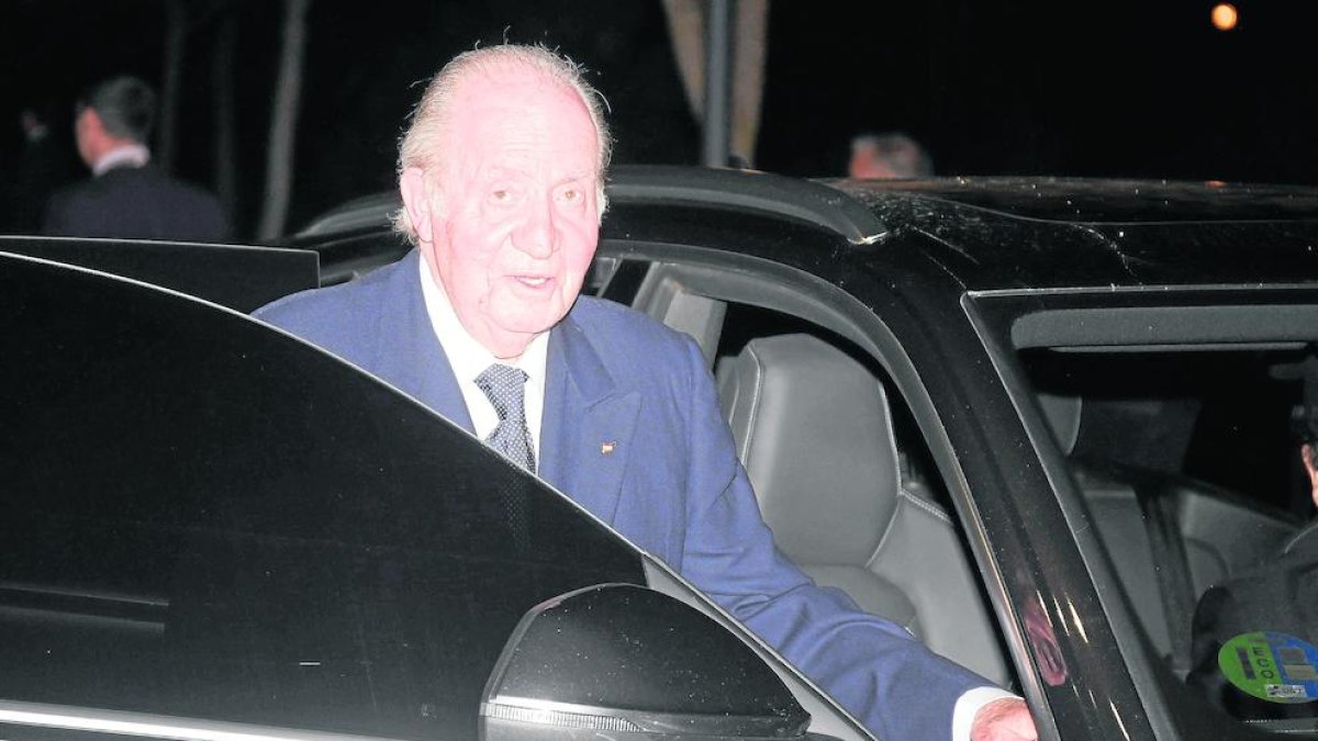 El rei emèrit, que ja fa un mes que és a l’estranger, al febrer.