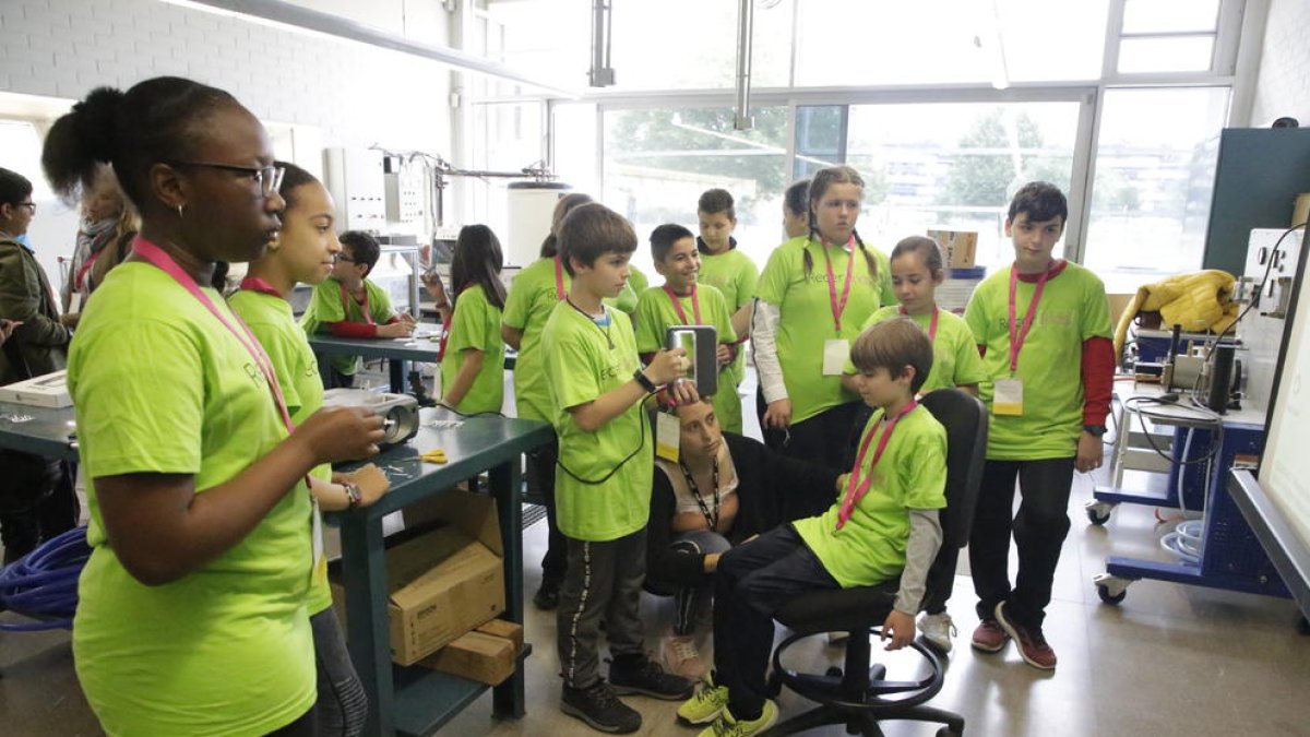 Amb un escàner 3D, els nens van descobrir la seua silueta a l’ordinador.