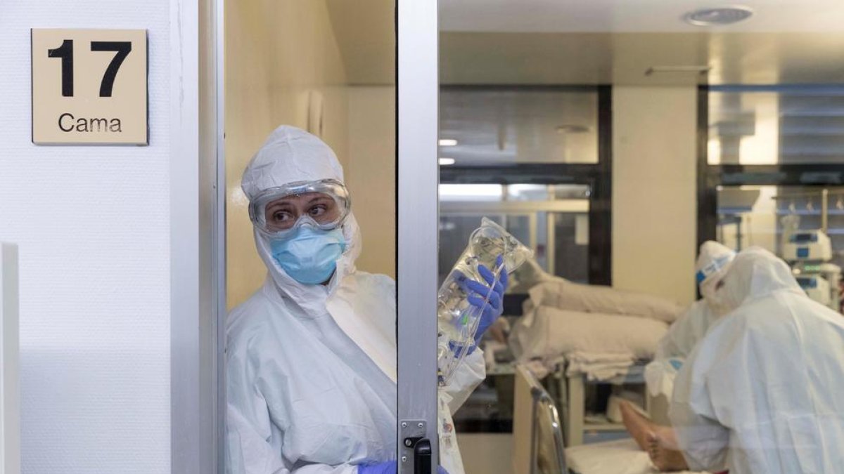 Diverses infermeres de la unitat de cures intensives (UCI) atenen un pacient infectat amb Covid-19