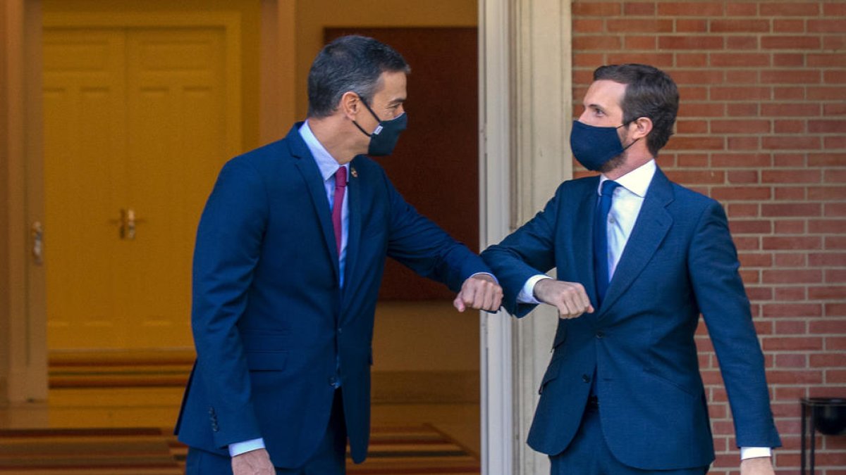 Saludo entre Sánchez y Casado, ayer, antes de empezar la reunión que mantuvieron en La Moncloa.