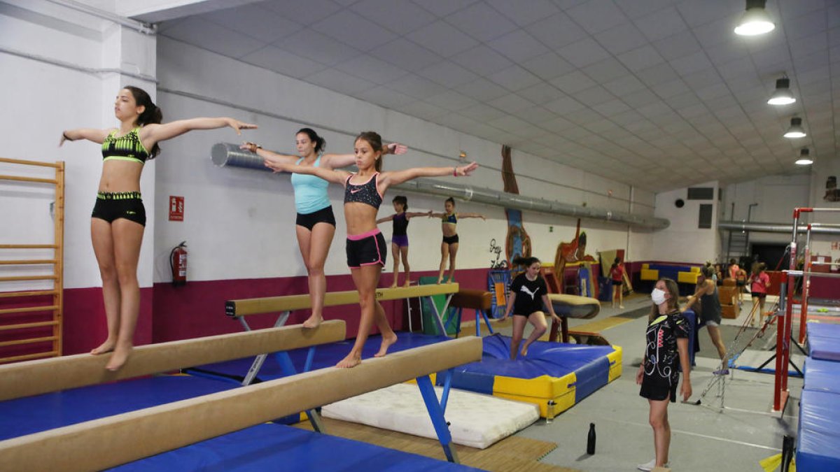 Gimnastes del Club Gimnàstic Lleida durant la sessió d’ahir després de reprendre l’activitat dimecres.